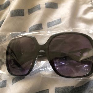 Brand new sunglasses never wear them